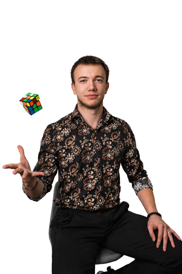 Łukasz podrzucający kostkę Rubika