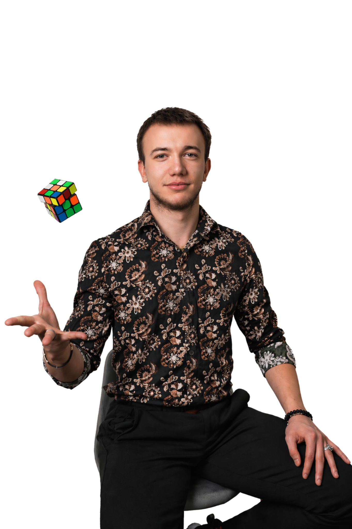 Łukasz podrzucający kostkę Rubika